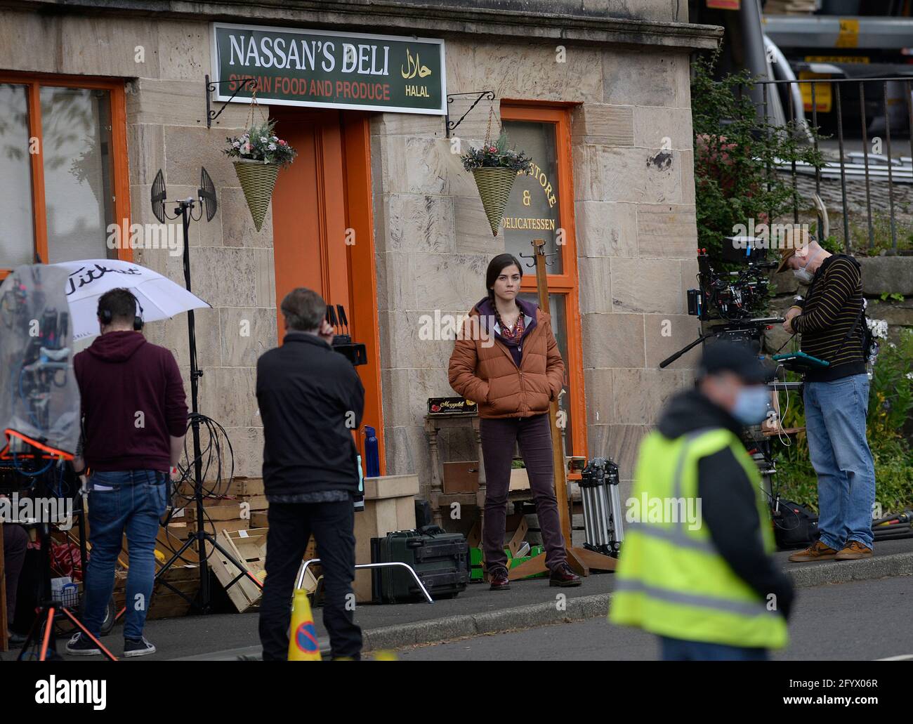 KILBARCHAN, RENFREWSHIRE 30 maggio 2021 ha preso il 20 maggio 2021 la serie televisiva Shetland filmata a Kilbarchan. Le bobine della caffetteria del villaggio sono state trasformate in Nassan's Deli, un negozio di prodotti e cibo siriano. Credit: Chris McNulty/Alamy Live News Foto Stock