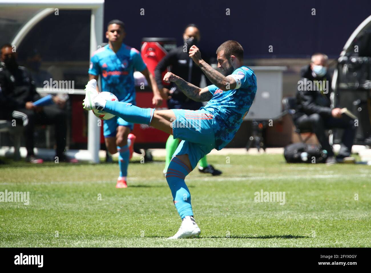 Il difensore del Chicago Fire FC Francisco Calvo (5) calcia la palla durante una partita MLS contro il CF Montréal a Soldier Field, sabato 29 maggio 2021, in CH Foto Stock