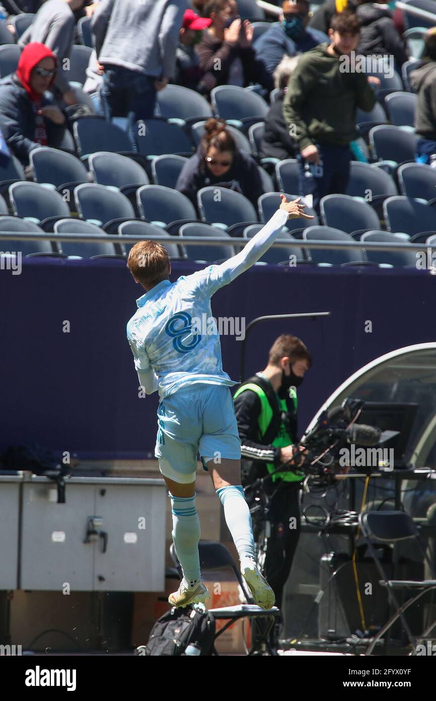 CF Montréal midfielder Djordje Mihailovic (8) salta dopo una partita MLS contro il Chicago Fire FC al Soldier Field, sabato 29 maggio 2021, a Chicago Foto Stock