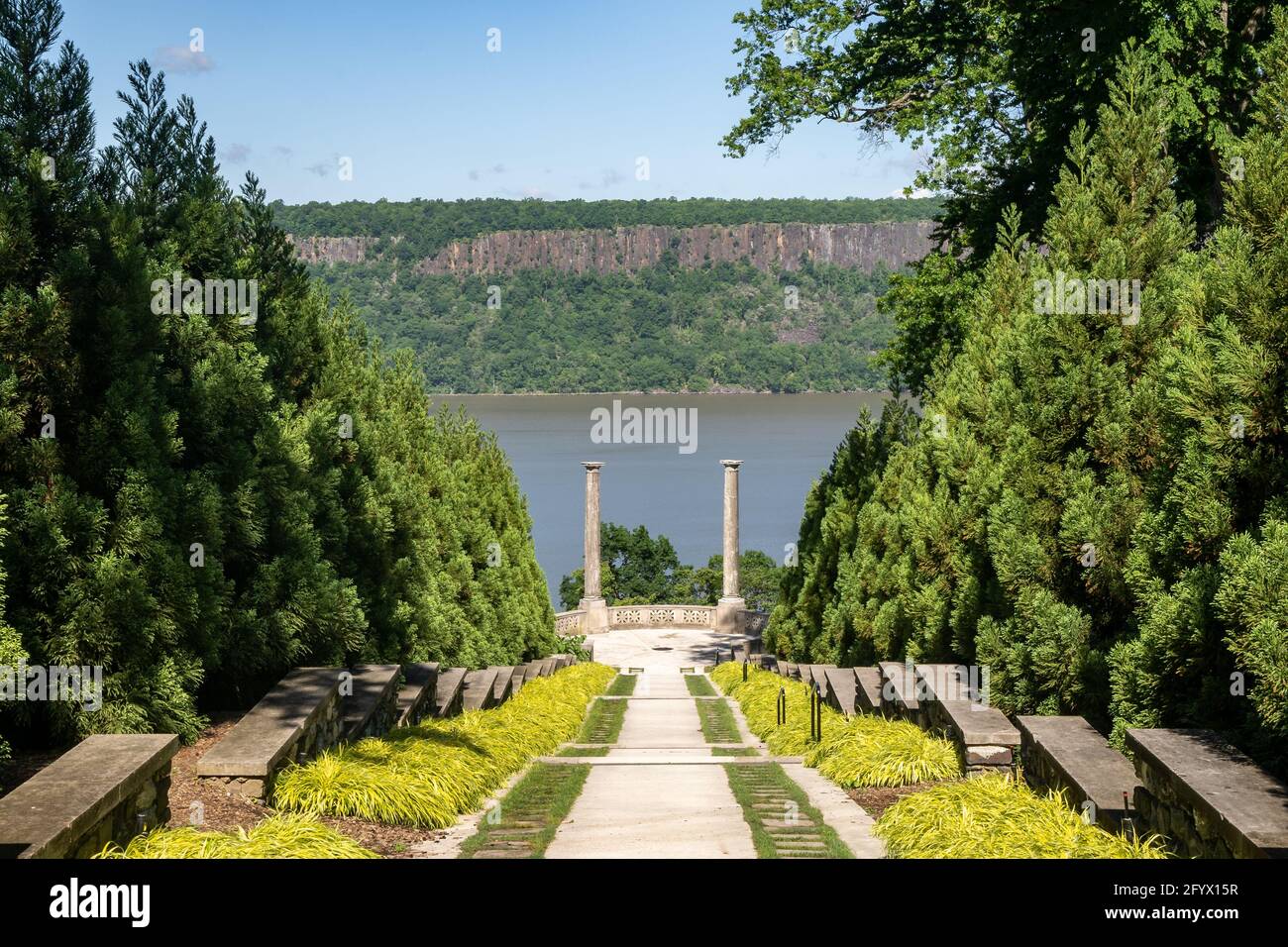 Yonkers, NY - USA - 27 maggio 2021: Una vista della vista, una lunga scala discendente culminante nel punto panoramico presso l'Untermyer Park and Gardens. Foto Stock