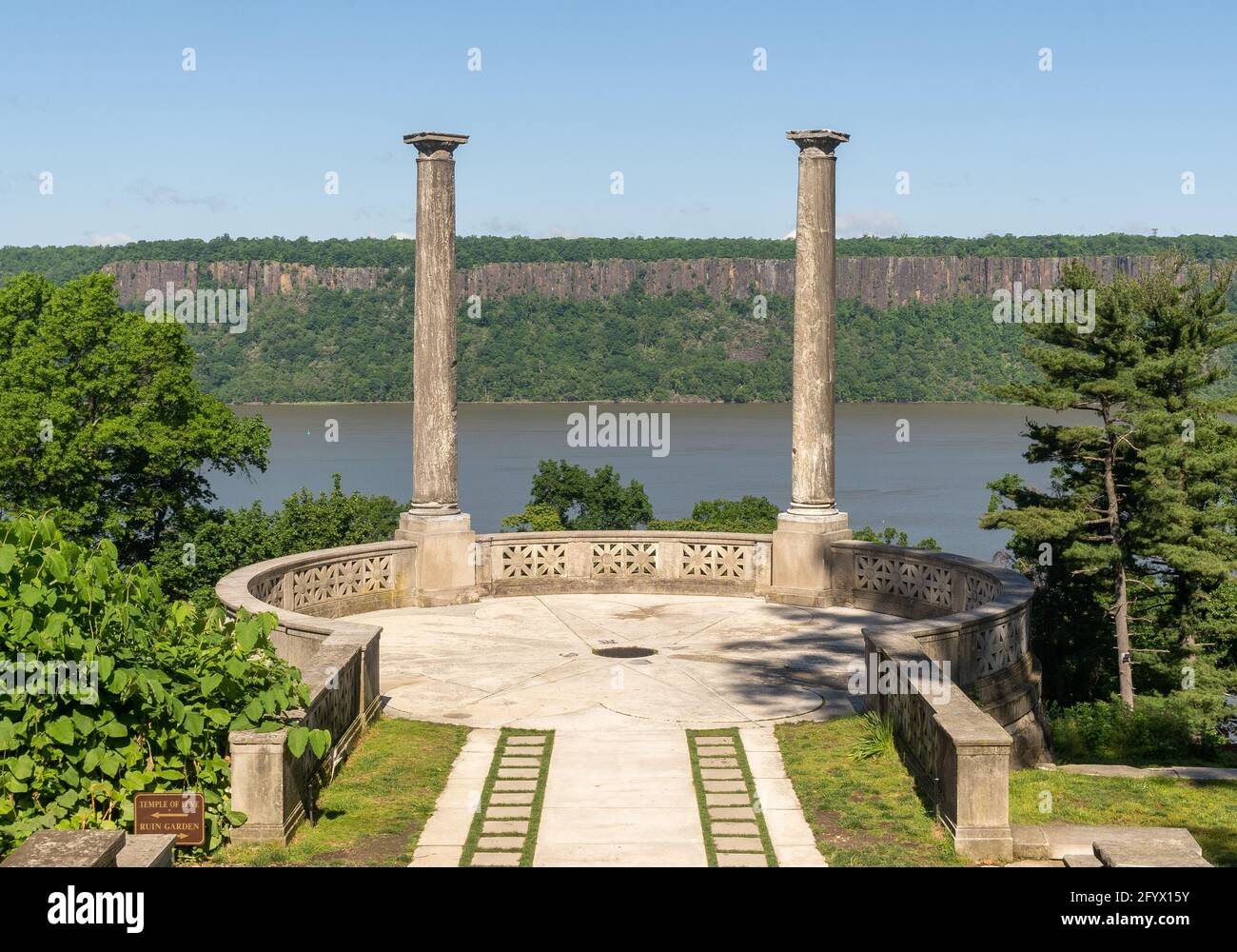 Yonkers, NY - USA - 27 maggio 2021: Una vista del giardino di Untermyer, caratterizzato da due antiche colonne monolitiche romane di marmo di cipollino che è venuto fr Foto Stock