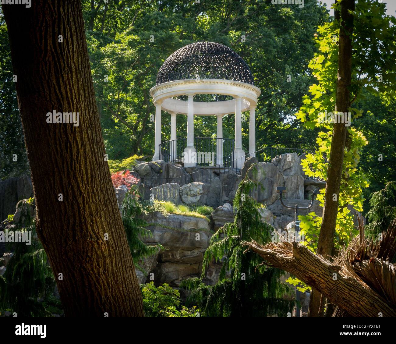 Yonkers, NY - USA - 27 maggio 2021: Una vista del Tempio dell'Amore, un esteso giardino di roccia sormontato da un tempio rotondo. Situato presso i Giardini di Untermyer. Foto Stock