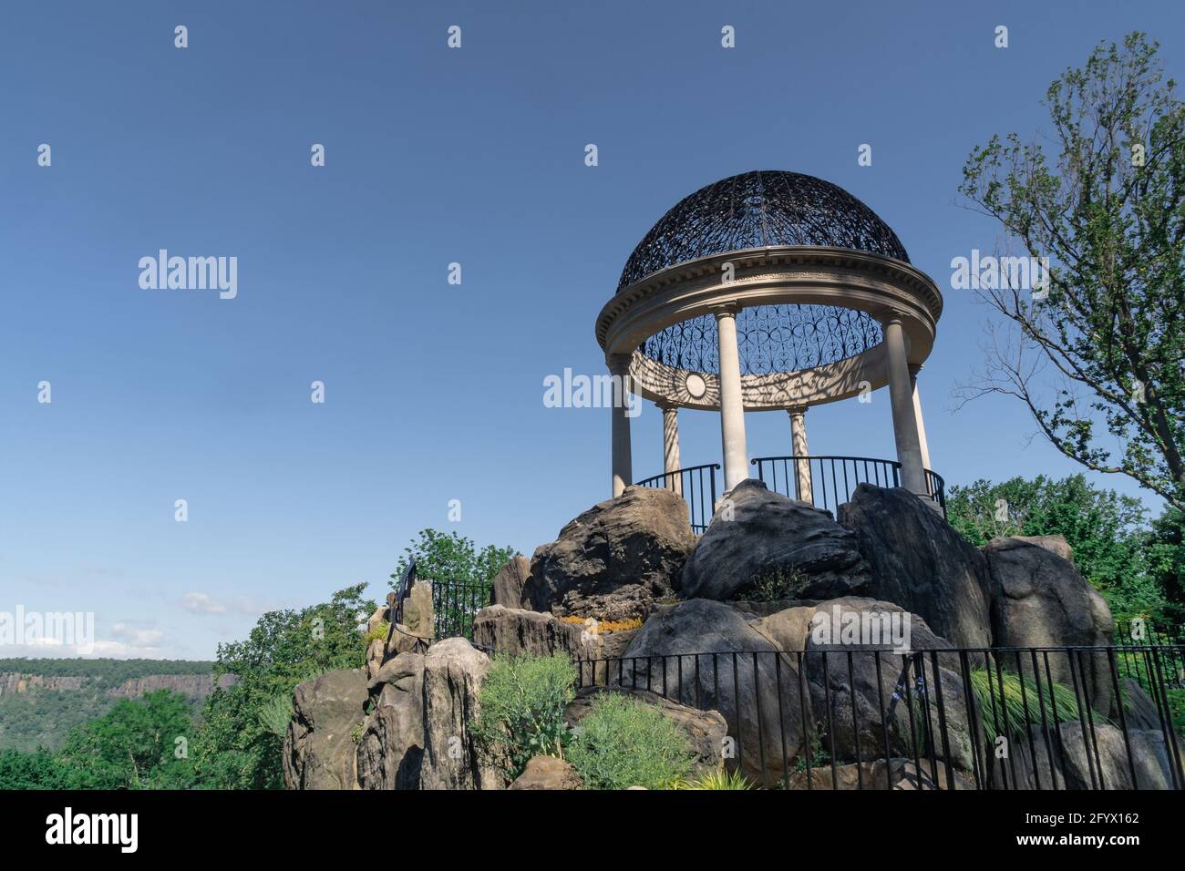 Yonkers, NY - USA - 27 maggio 2021: Una vista del Tempio dell'Amore, un esteso giardino di roccia sormontato da un tempio rotondo. Situato presso i Giardini di Untermyer. Foto Stock