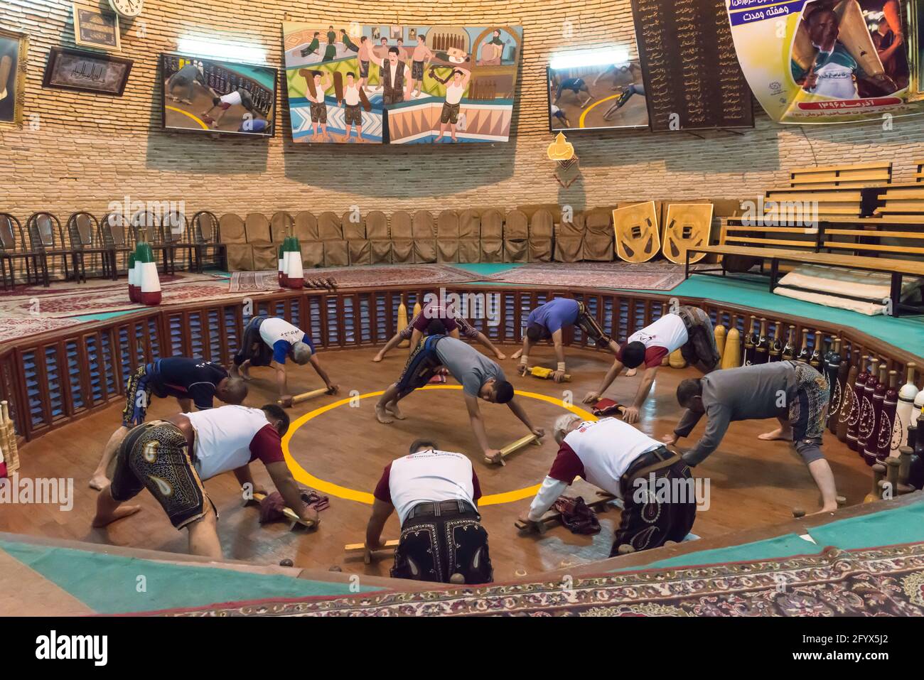 Gli sportivi iraniani che fanno un push-up durante un allenamento tradizionale in una zourkhaneh (Casa della forza) a Yazd, nella provincia di Yazd, Iran. Foto Stock