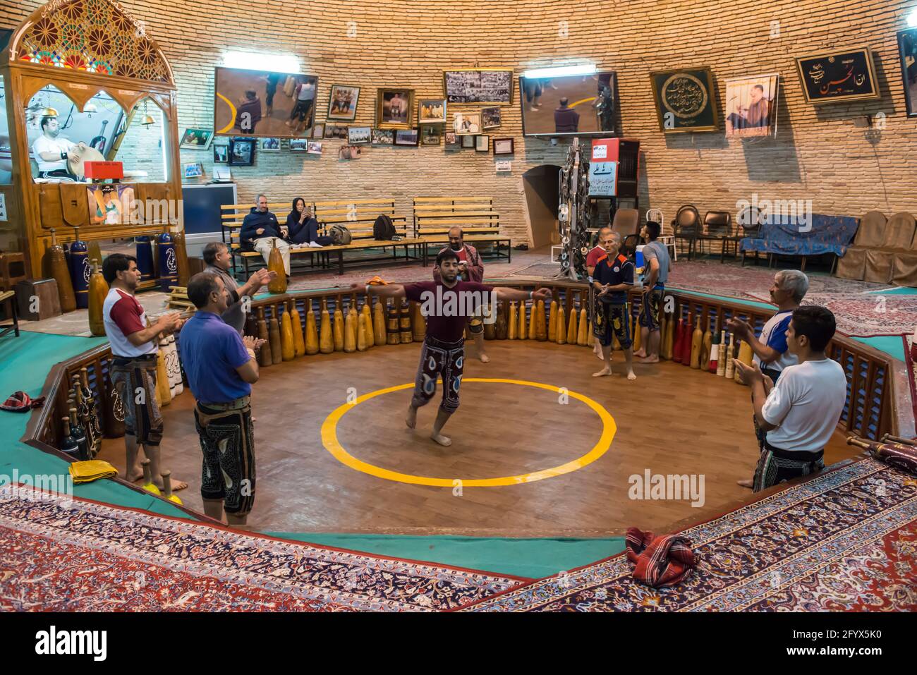 Gli sportivi iraniani che fanno un squallido sufi durante un allenamento tradizionale in una zourkhaneh (Casa della forza) a Yazd, nella provincia di Yazd, Iran. Foto Stock
