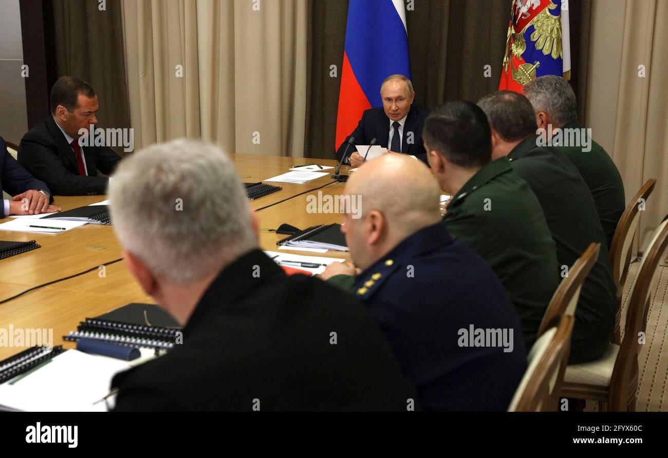 Il presidente russo Vladimir Putin presiede un incontro faccia a faccia con i funzionari del ministero della Difesa incentrato sull'attuazione di progetti di difesa provenienti dalla residenza di stato di Bocharov Ruchei il 26 maggio 2021 a Sochi, Russia. Foto Stock