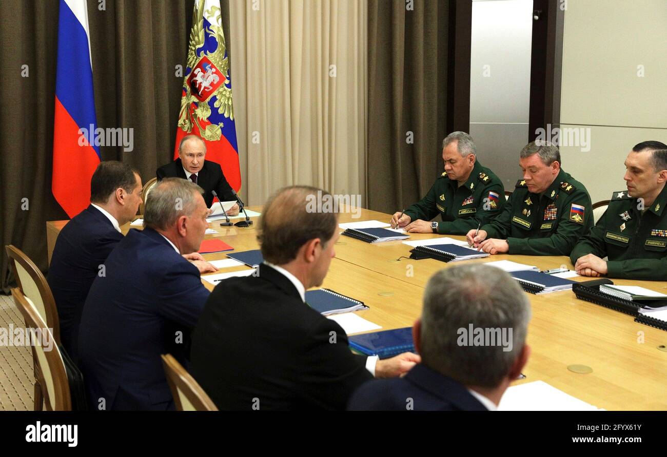 Il presidente russo Vladimir Putin presiede un incontro faccia a faccia con i funzionari del ministero della Difesa incentrato sulla pianificazione a lungo termine della residenza di stato di Bocharov Ruchei il 25 maggio 2021 a Sochi, Russia. Foto Stock