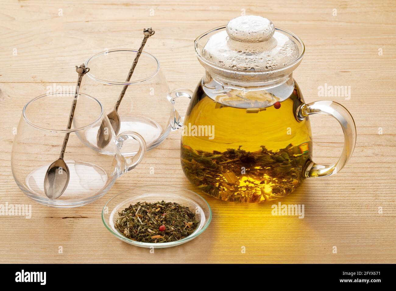 Teiera di vetro con una miscela di sano tè alle erbe come una bevanda calda Foto Stock