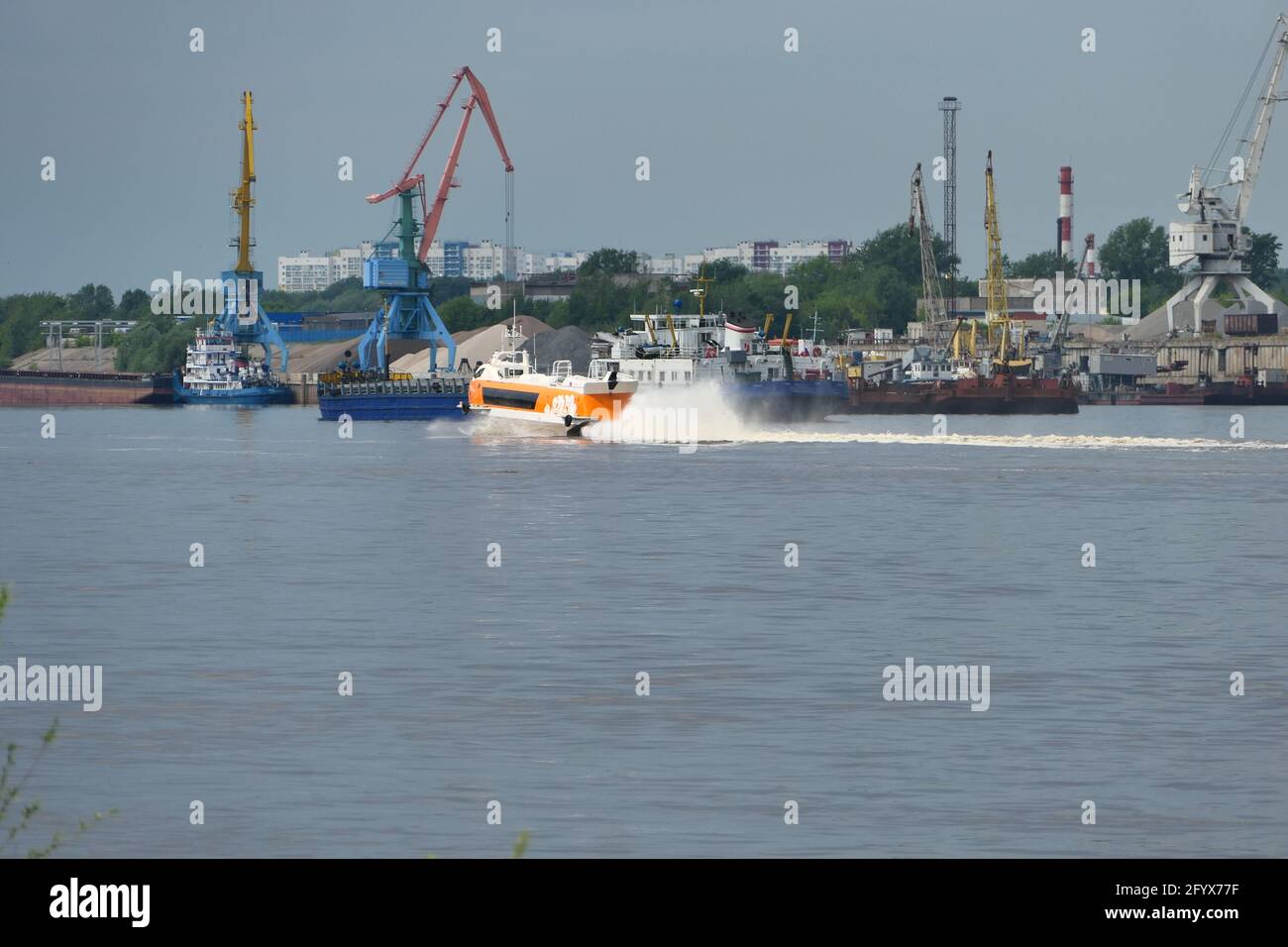 Impianto di estrazione della sabbia del fiume. Attrezzatura speciale e gru portuali per l'estrazione della sabbia. Foto Stock