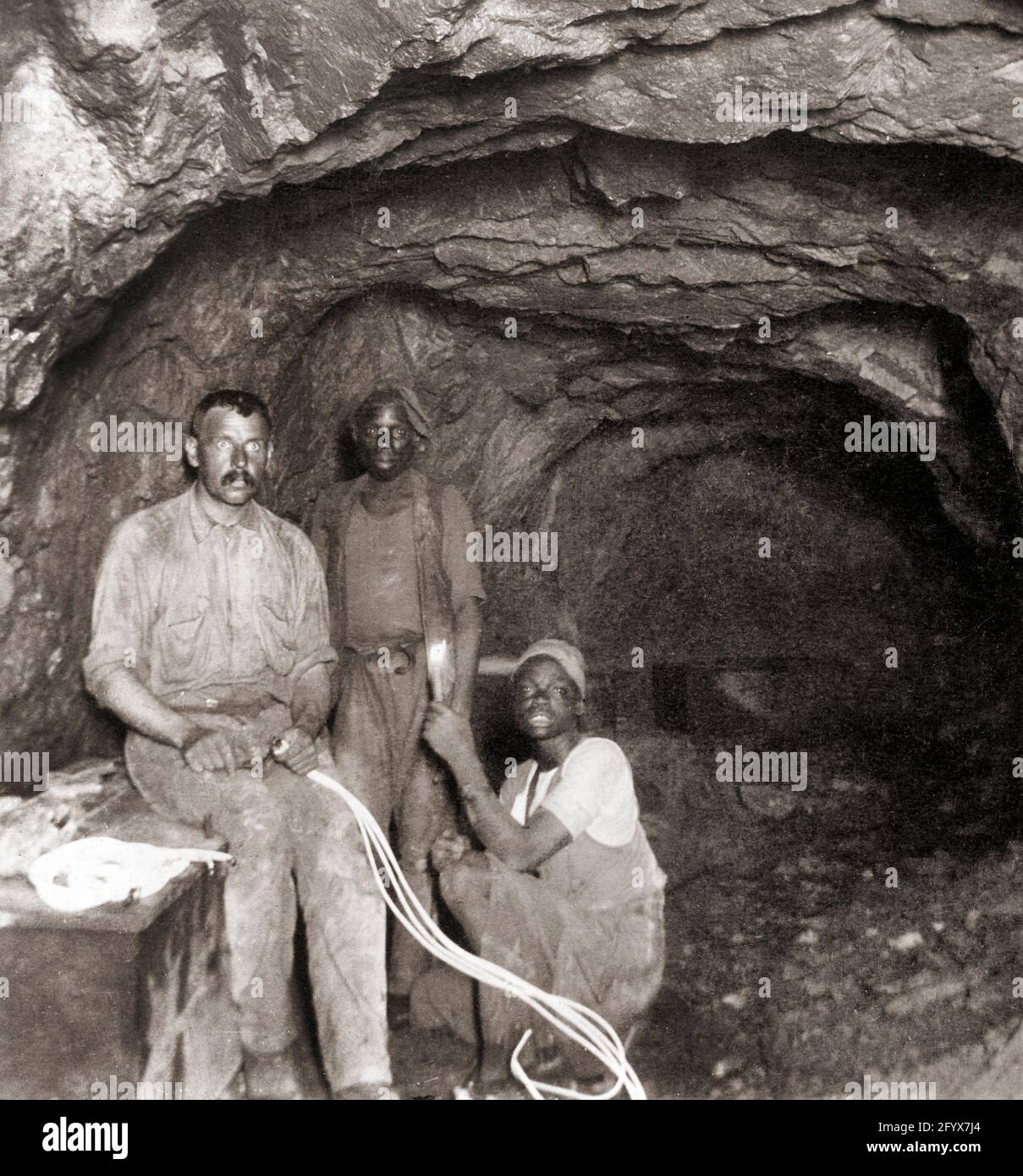 La composizione delle accuse con detonatori ed esplosivi in City & Suburban Gold Mine, Johannesburg, Sud Africa, circa 1920 Foto Stock