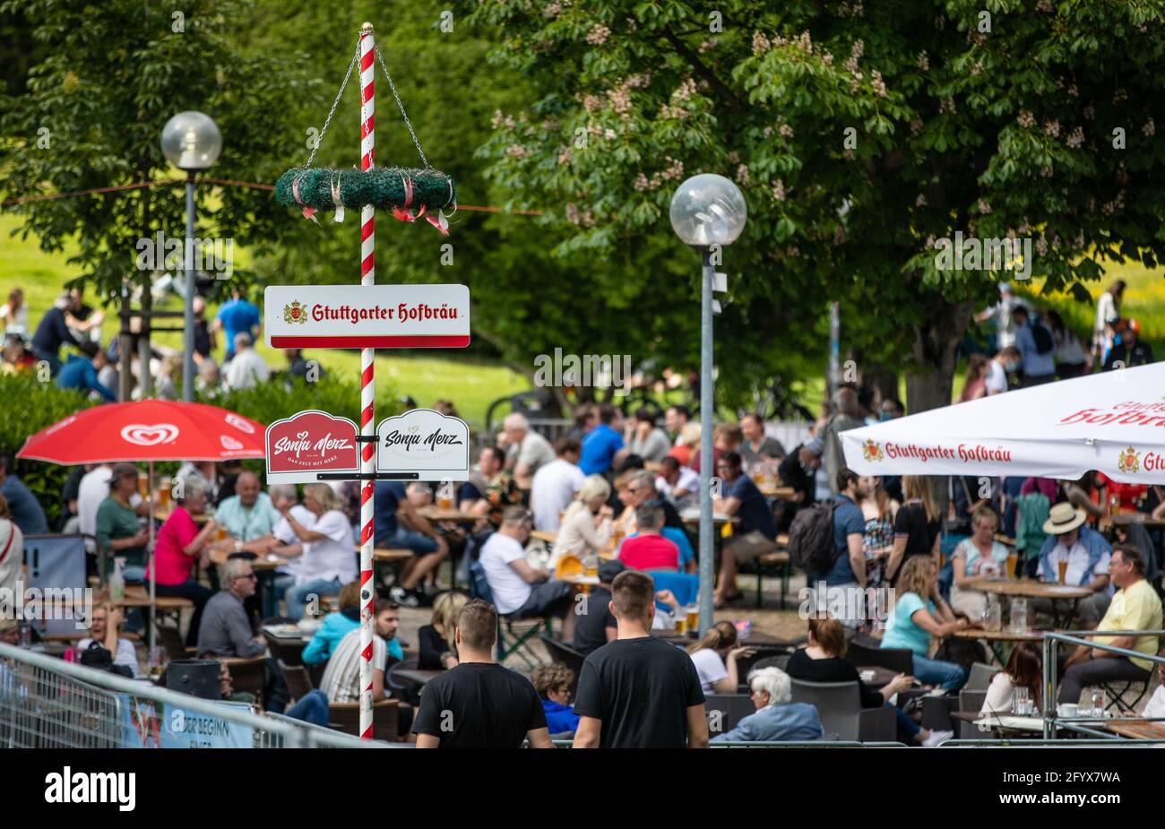 Stoccarda, Germania. 30 maggio 2021. Potrete godervi il bel tempo in una birreria all''aperto nel giardino del castello. Credit: Christoph Schmidt/dpa/Alamy Live News Foto Stock