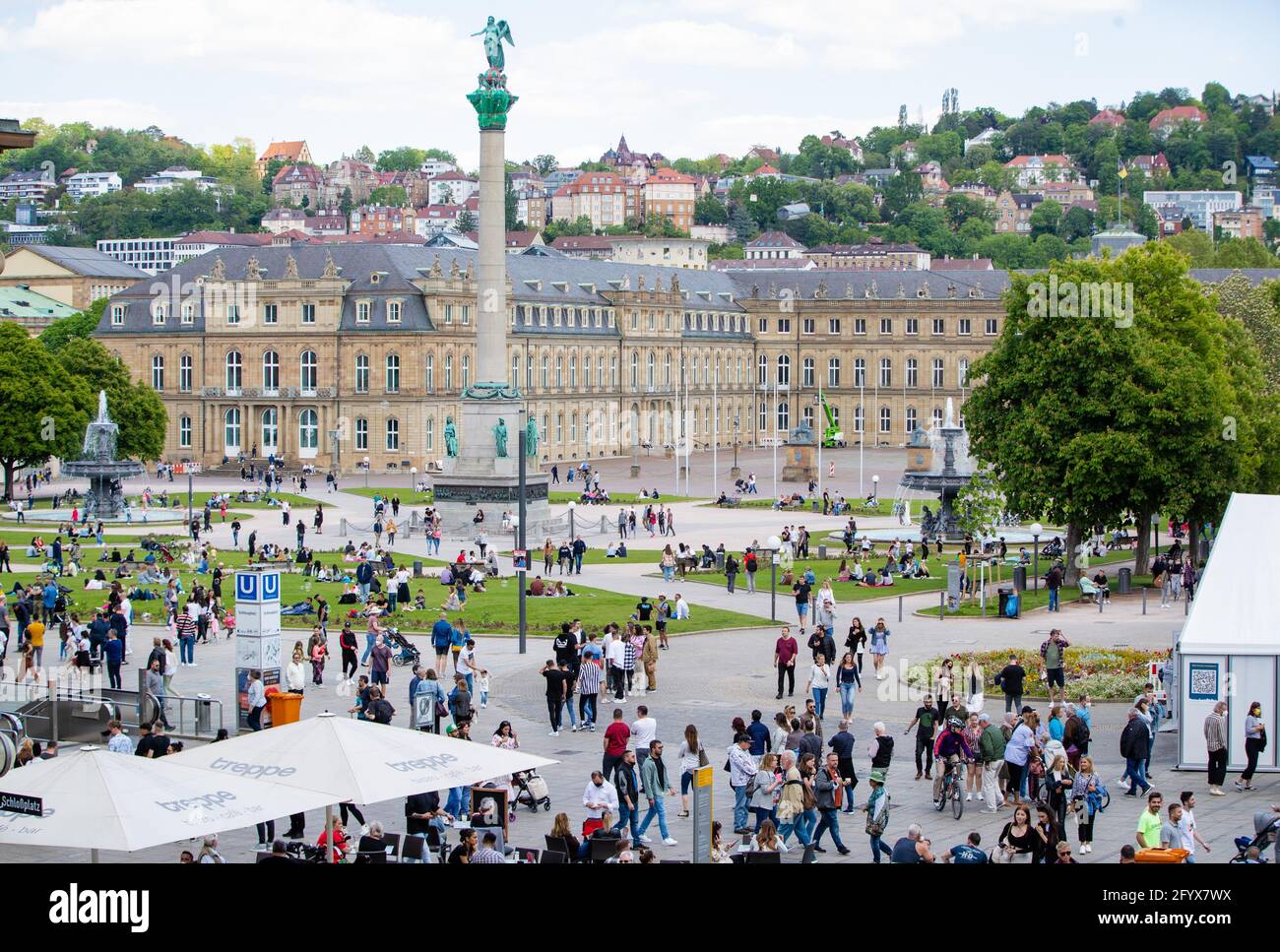 Stoccarda, Germania. 30 maggio 2021. Molte persone apprezzano il bel tempo sulla Schlossplatz e visitano il centro di Stoccarda. Credit: Christoph Schmidt/dpa/Alamy Live News Foto Stock