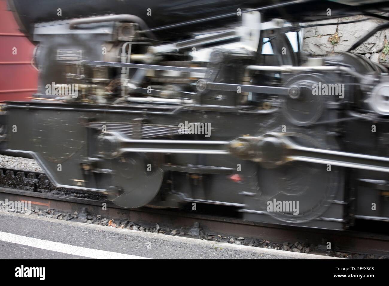 Messa a fuoco in primo piano delle ruote motrici della locomotiva a vapore 12 arrivo a Brienz: Brienz Rothorn Bahn. La più antica ferrovia a vapore della Svizzera Foto Stock