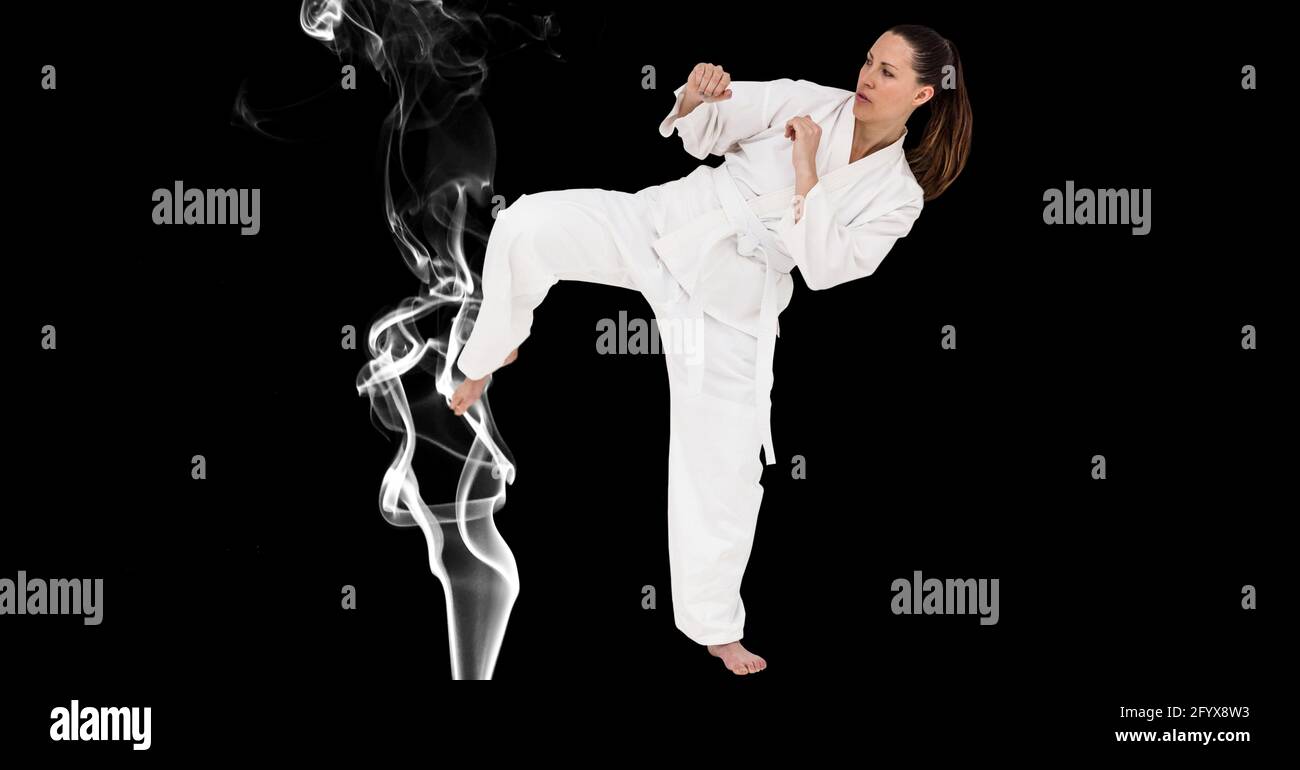 Composizione di artista di Karate marziale femminile con cintura bianca sopra area fumatori e fotocopie Foto Stock