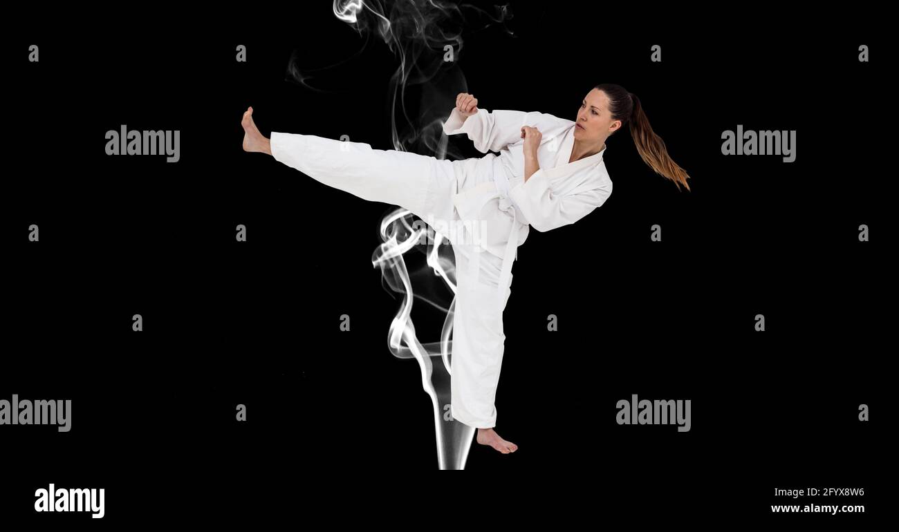 Composizione di artista di Karate marziale femminile con cintura bianca sopra area fumatori e fotocopie Foto Stock