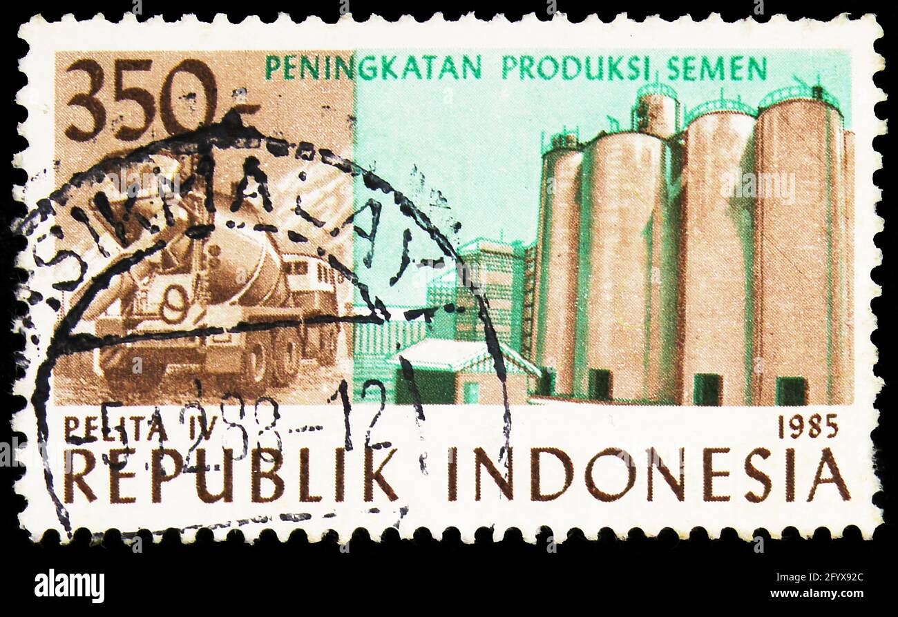 MOSCA, RUSSIA - 27 SETTEMBRE 2019: Francobollo stampato in Indonesia Shows Building, Industry, Five Year Development Plan serie, circa 1985 Foto Stock