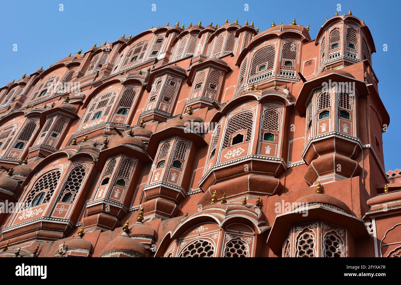 La splendida facciata in arenaria rossa e rosa di Hawa Mahal, alias façade dei Venti, Palazzo reale della città, Jaipur, India occidentale, Asia. Foto Stock