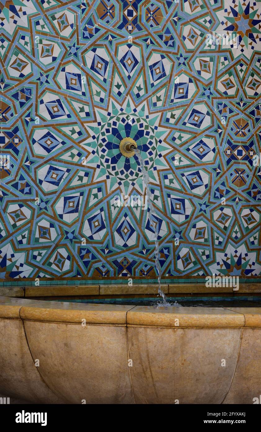 Fontana marocchina decorata con piastrelle Zellij all'esterno della Moschea Hassan II, Casablanca, Marocco, Africa del Nord. Foto Stock