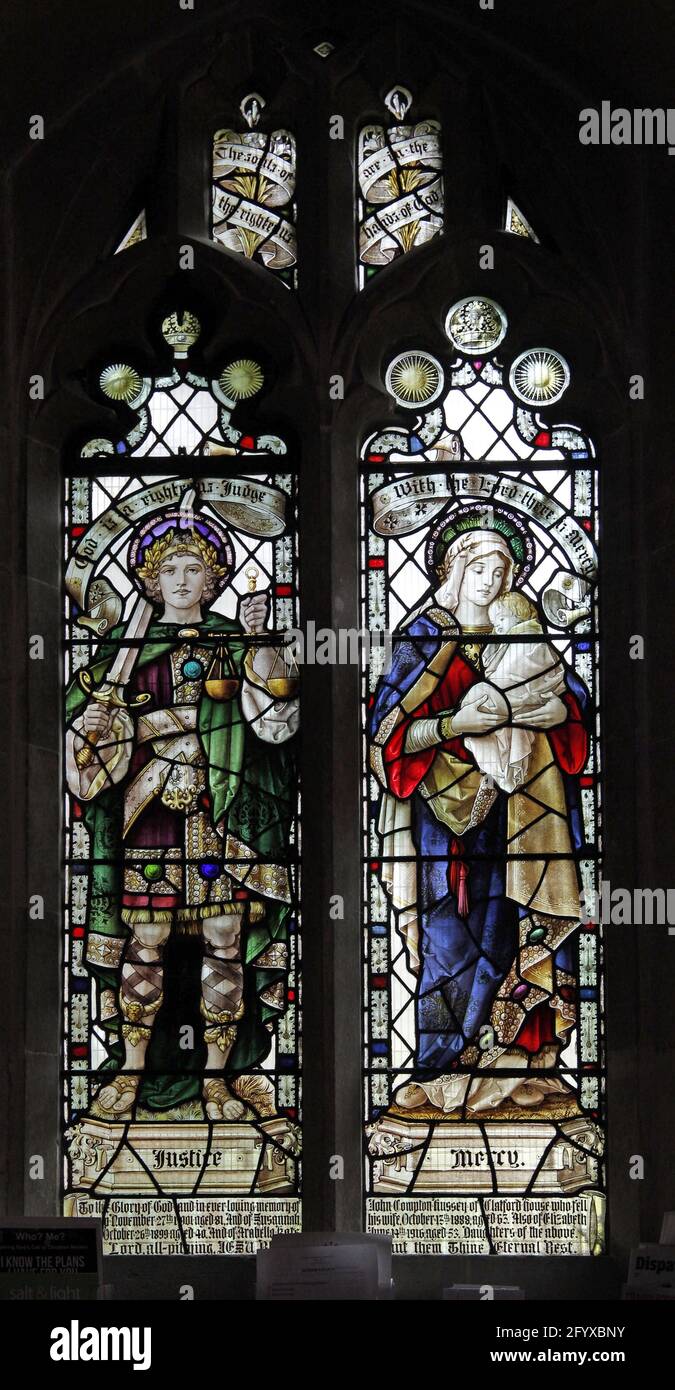 Vetrata di Percy Bacon & Brothers raffigurante Justice and Mercy, St George's Preshute, Wiltshire Foto Stock