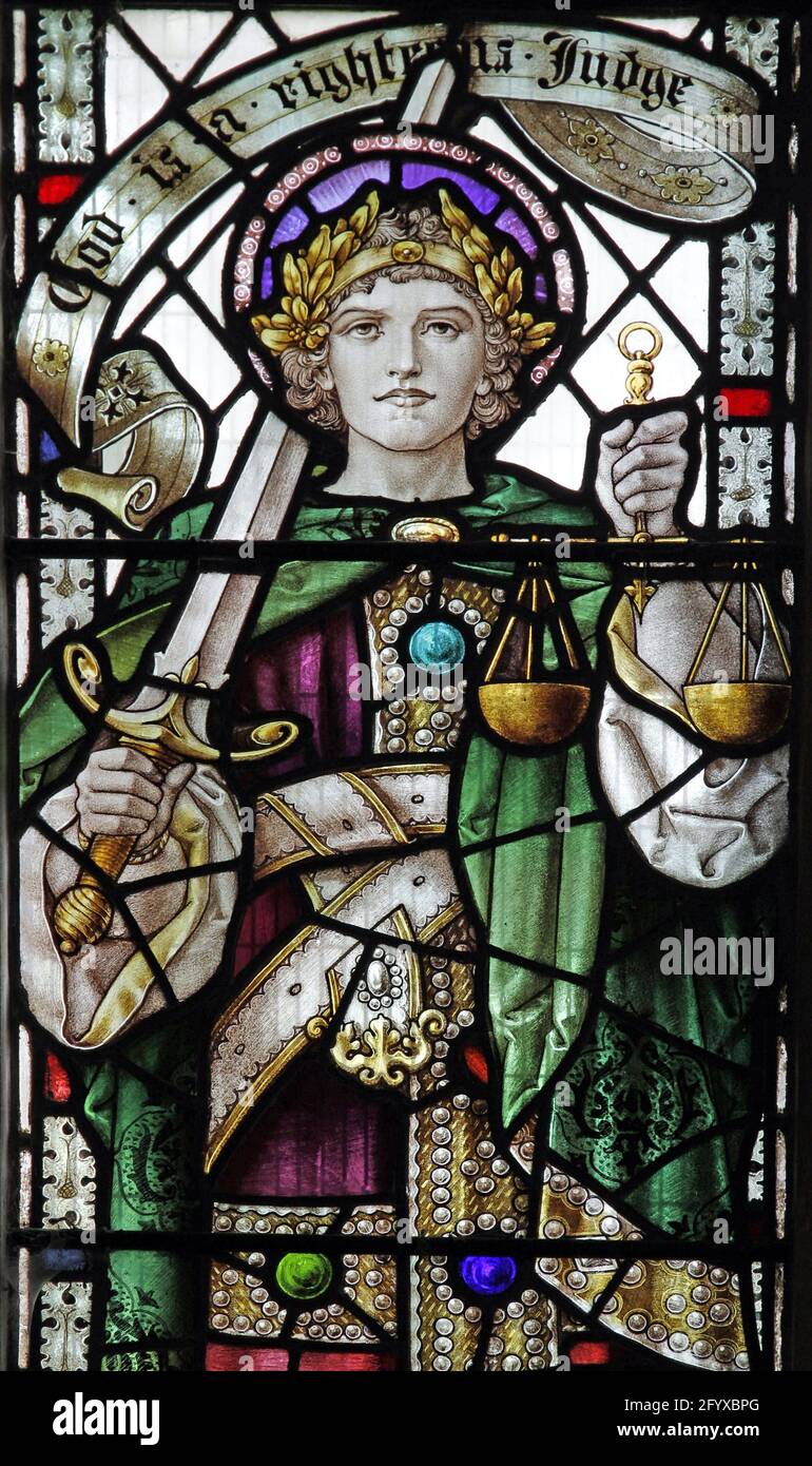 Vetrata di Percy Bacon & Brothers raffigurante Justice, St George's Preshute, Wiltshire Foto Stock