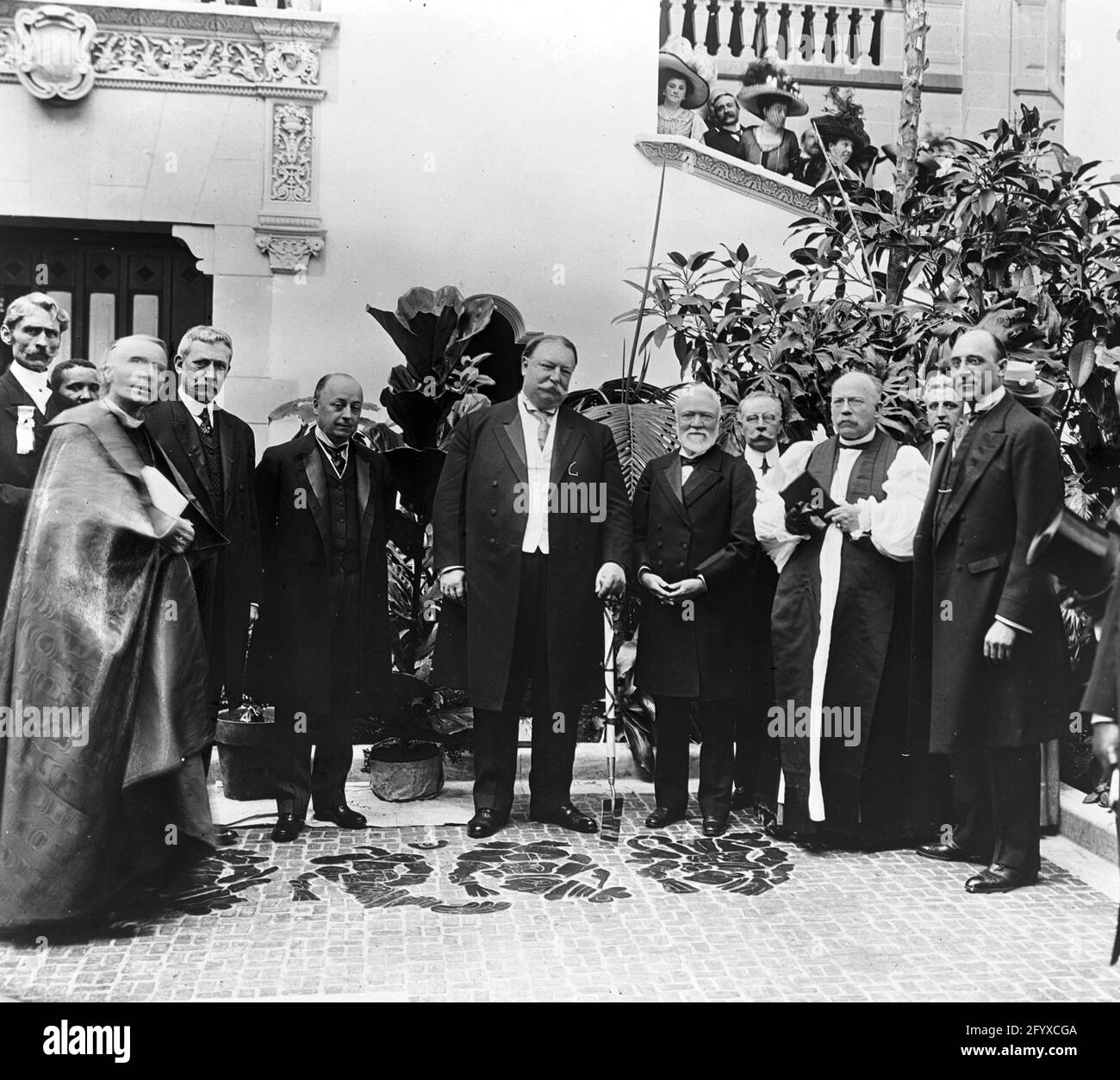 Andrew Carnegie, William Howard Taft, Elihu Root e Cardinal Gibbons, con altri posti in Pan American Union Building, Washington, D.C., circa 1910 Foto Stock