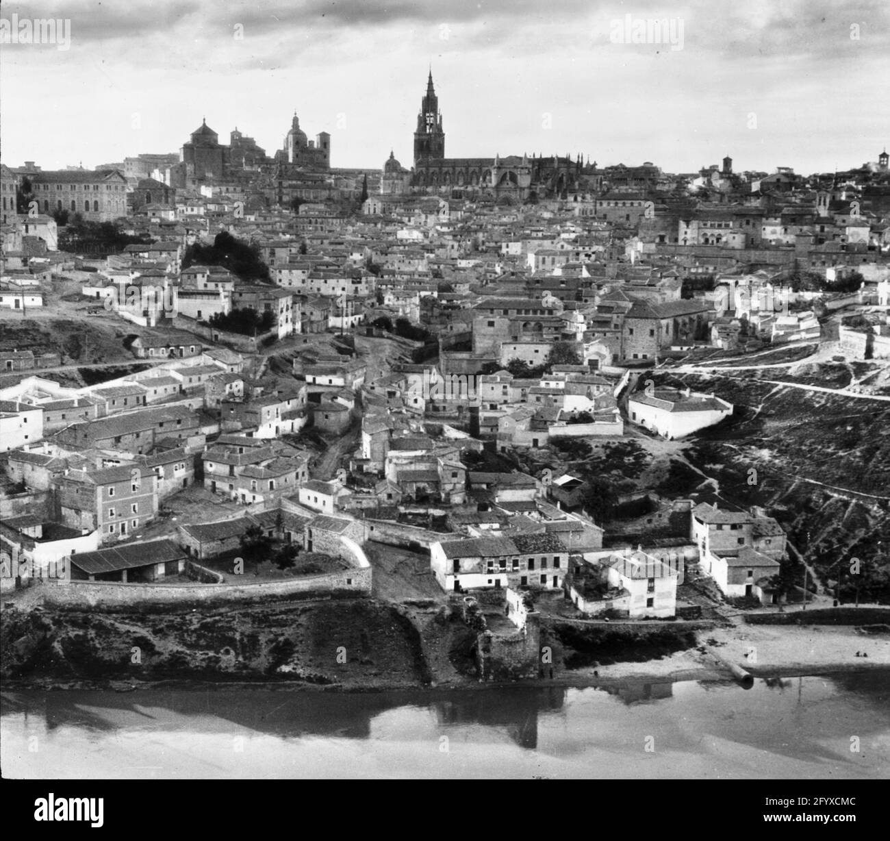 Il paesaggio urbano di Siviglia, Spagna, 1928. (Foto di Burton Holmes) Foto Stock