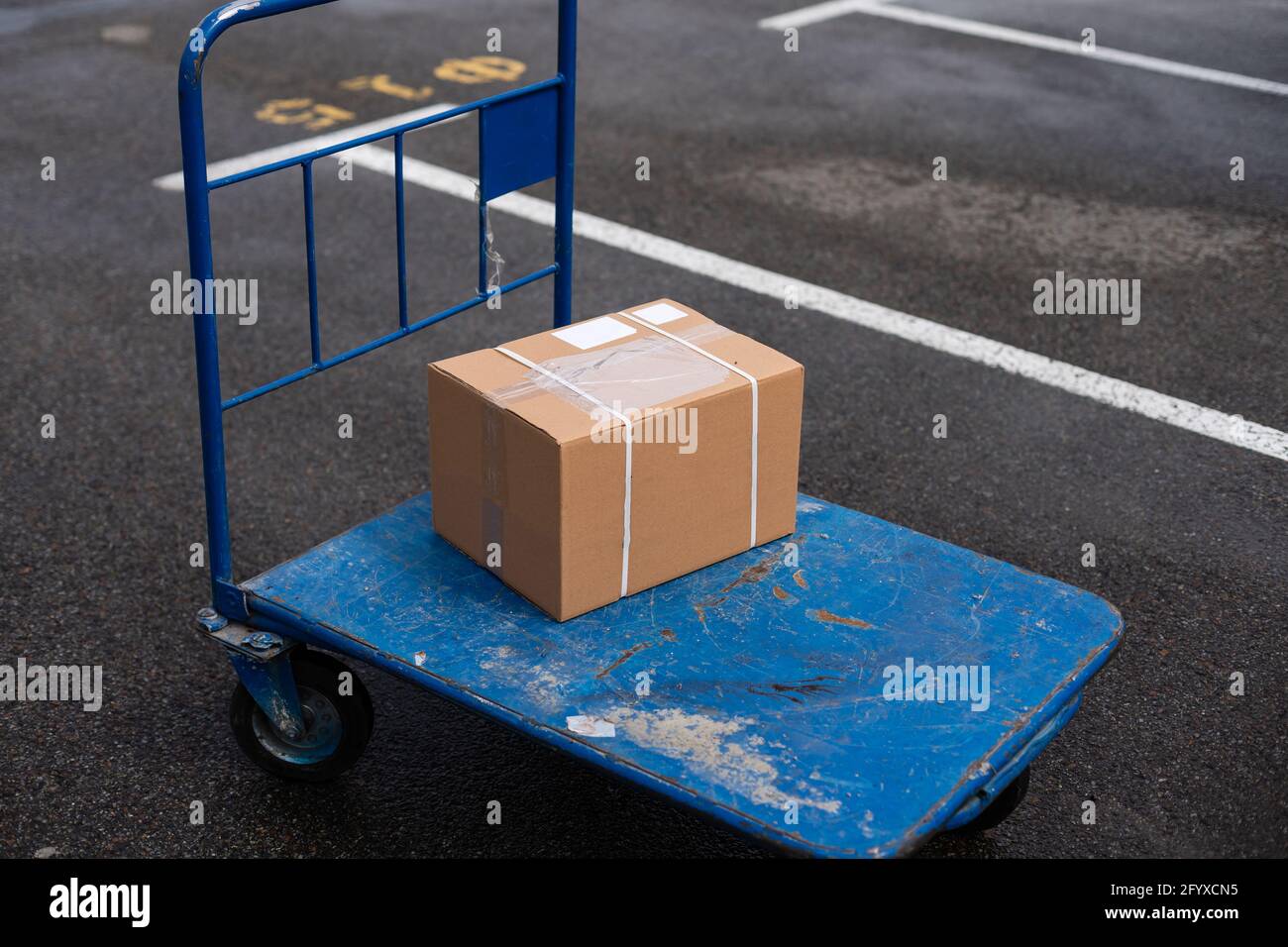 Scatola mobile di cartone marrone nel carrello Foto Stock