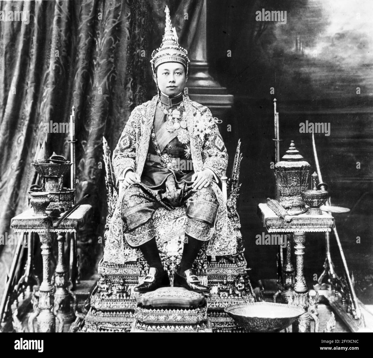 Ritratto del re Siamese Vajiravudh (1881 - 1925) conosciuto anche come Rama VI, re di Siam, seduto su un trono, Bangkok, Siam, circa 1925. (Foto di Burton Holmes) Foto Stock