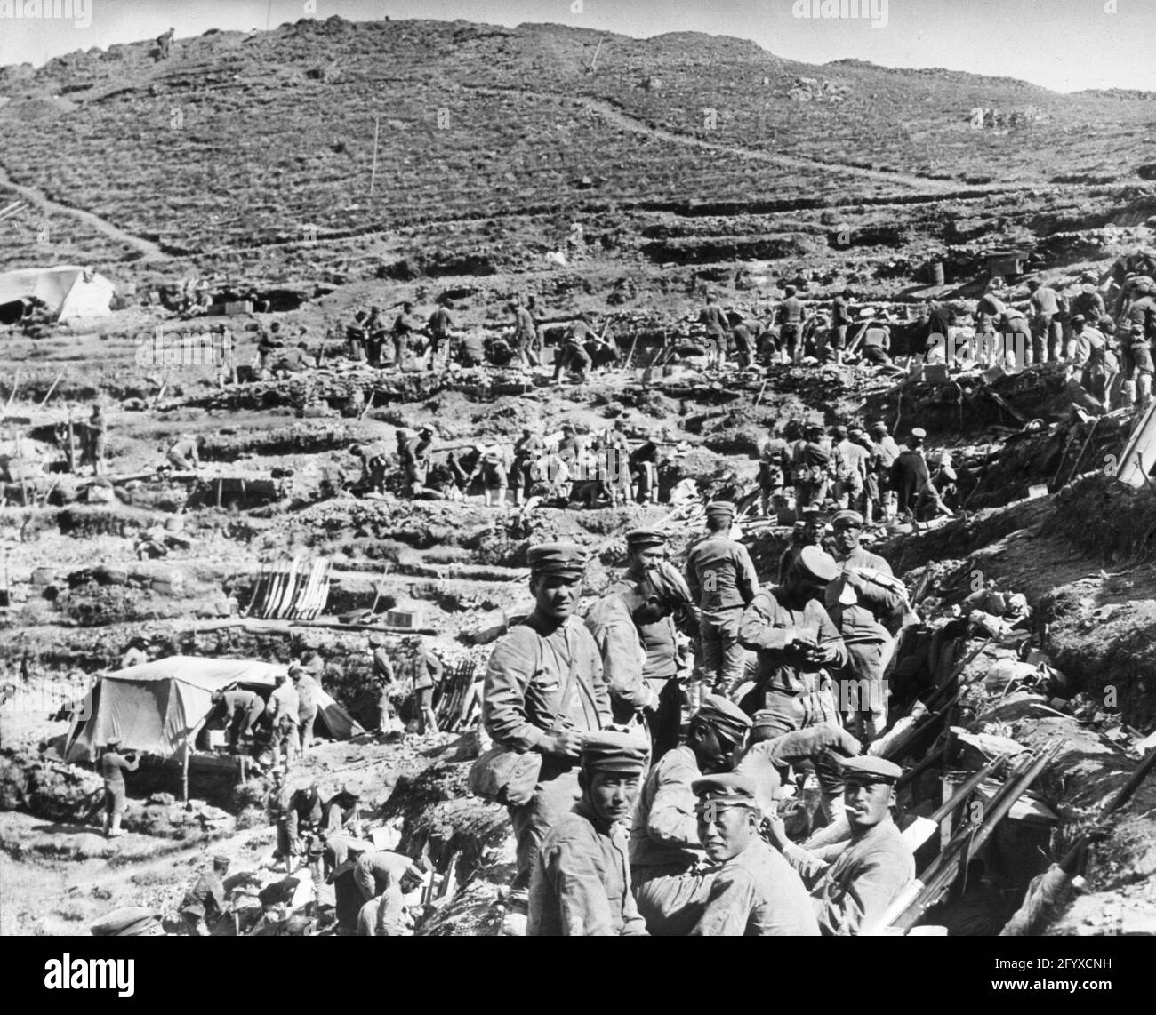 Soldati giapponesi che riposano in una trincea collinare durante la guerra russo-giapponese, Port Arthur, Cina, 1905. (Foto di Burton Holmes) Foto Stock