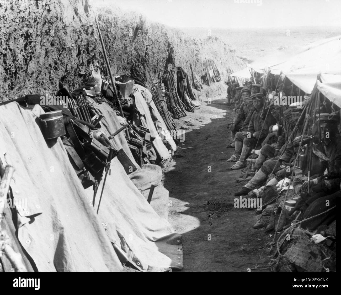 Soldati giapponesi che riposano in una trincea durante la guerra russo-giapponese, Port Arthur, Cina, 1905. (Foto di Burton Holmes) Foto Stock