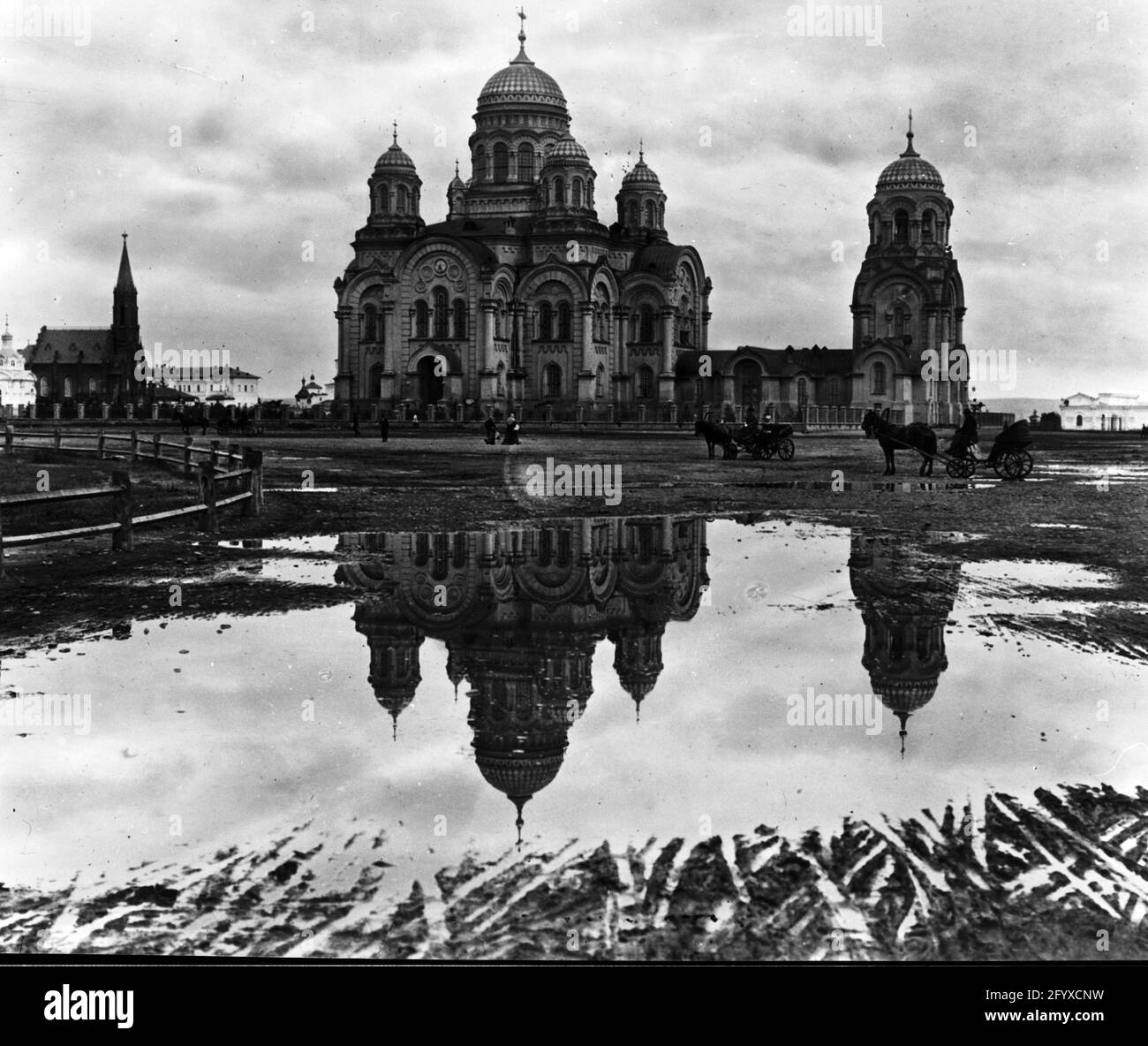 Vista esterna della Cattedrale di nostra Signora di Kazan, Irkutsk, Siberia, Russia, 1901. Un riflesso della cattedrale è visto in una grande pozza in primo piano. La cattedrale fu distrutta nel 1932. (Foto di Burton Holmes) Foto Stock