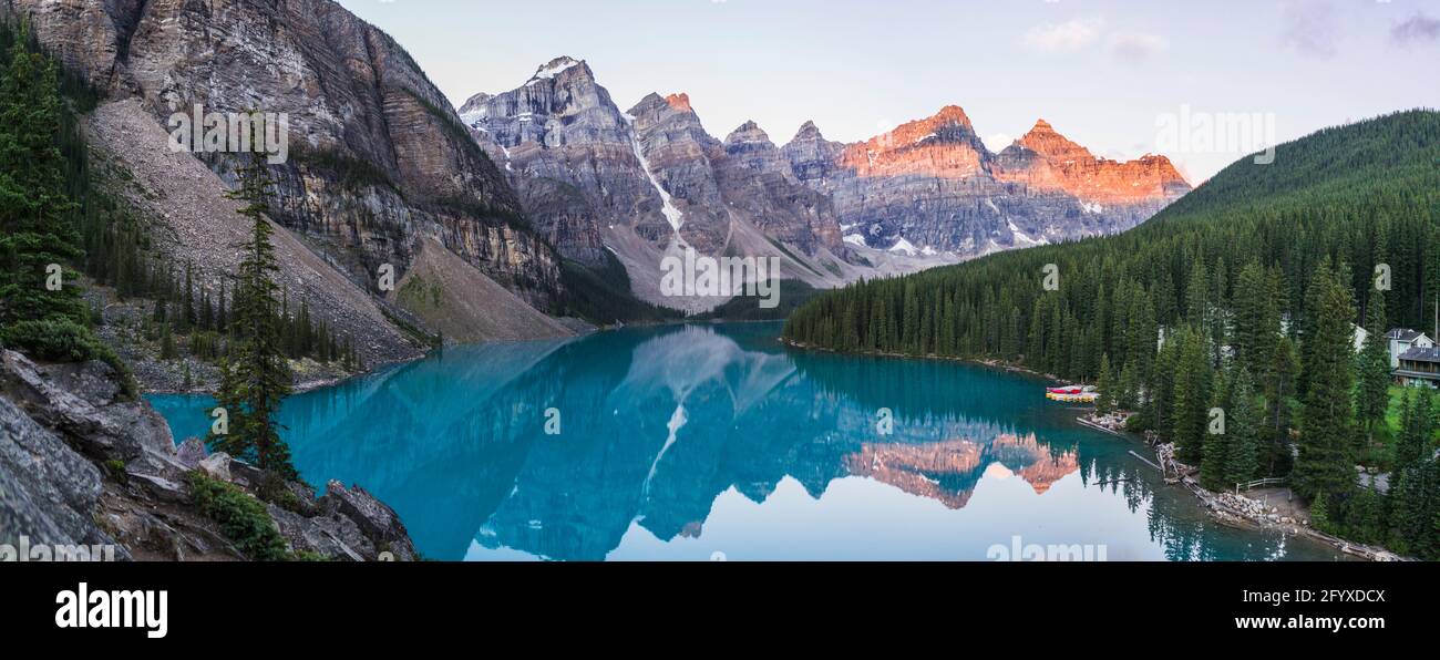 Il Lago Moraine presso sunrise, montagne rocciose, Alberta, Canada Foto Stock