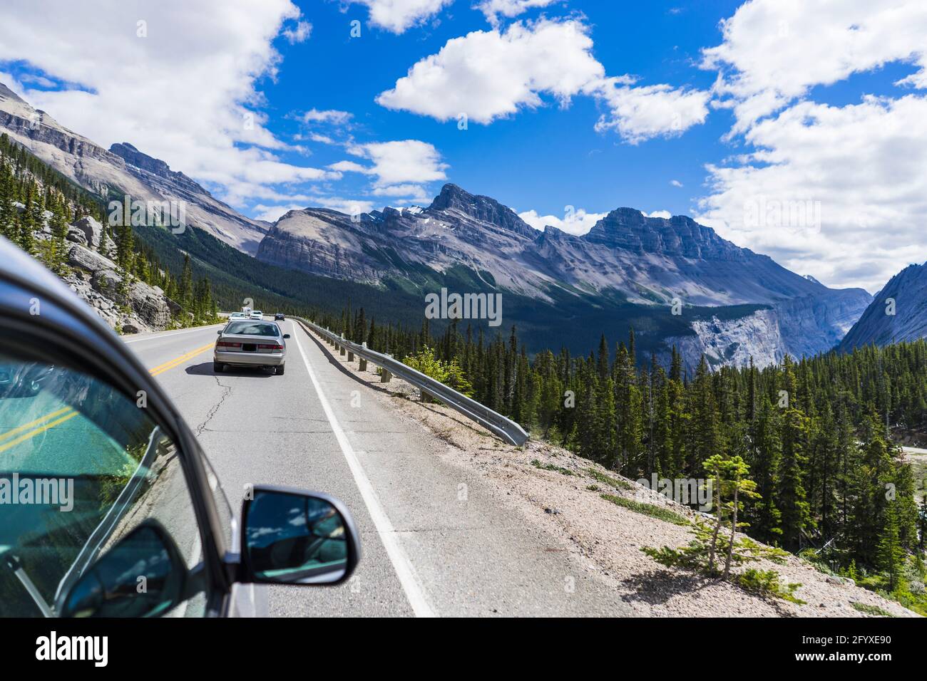 Prendendo il percorso panoramico mentre si è in viaggio, il parco nazionale di Jasper, Alberta, Canada Foto Stock