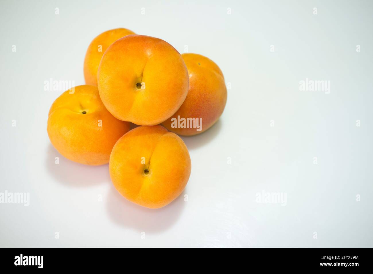 Albicocche spagnole mucchio. Isolato su bianco Foto Stock