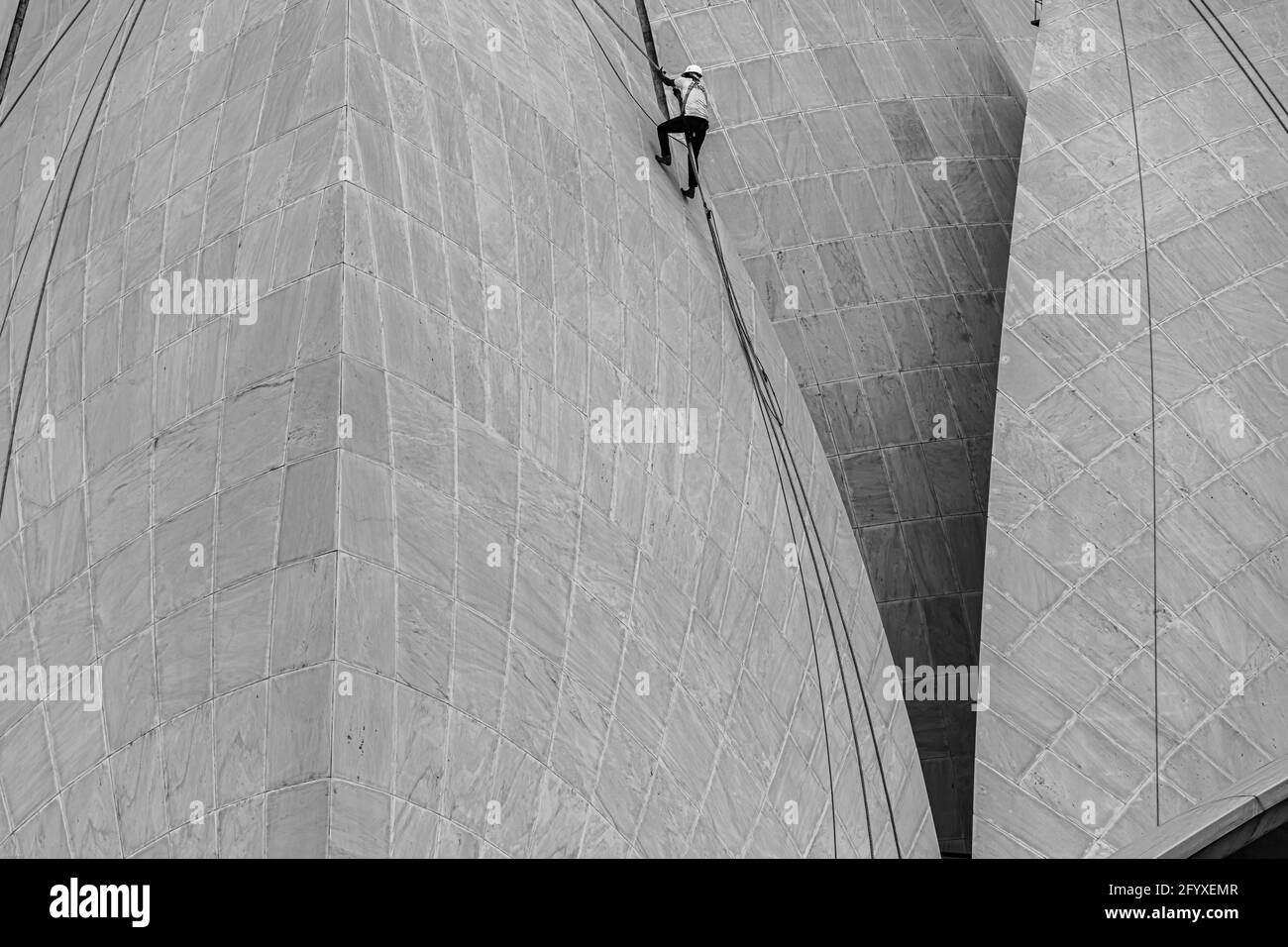 immagine in bianco e nero di un lavoro sta lavorando al tempio di bahai lotus, nuova delhi, india. Foto Stock