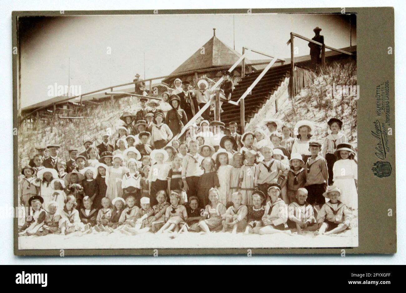 Oskar Meyer Wolfenbüttel u. Langeoog. Die Aufnahme zeigt eine große Gruppe von Ferienkindern mit erwachsenen Betreuern, vermutlich aus einem Schullandheime auf Langeoog. Aufnahmedium um 1900. Foto Stock