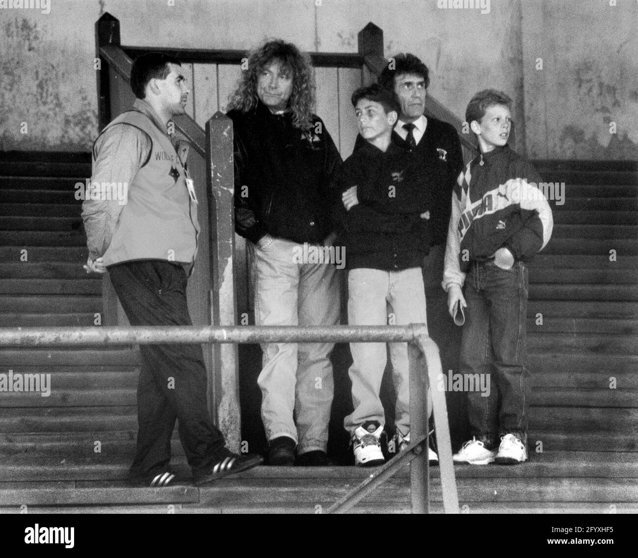 Robert Plant e suo figlio Logan si trovano nella North Bank (Cow Shed), abbandonata allo stadio Molineux, sede della squadra di calcio dei Wolverhampton Wanderers per l'ultima volta. LUPI V BARNSLEY A MOLINEUX 5/10/91. Foto di DAVID BAGNALL Foto Stock