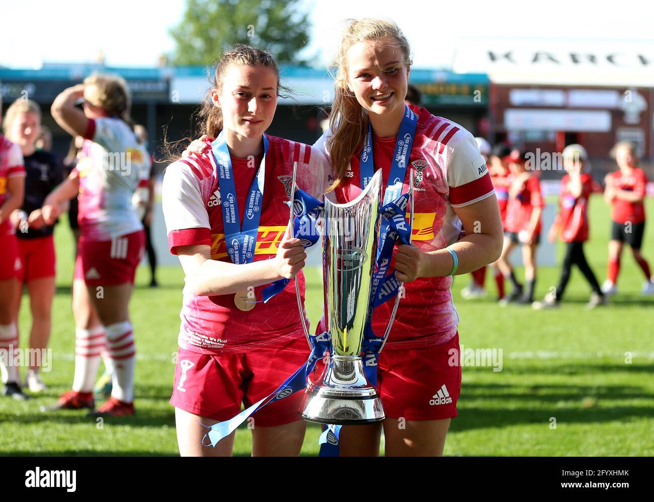 Ellie Green di Harlequins (a destra) e Lucy Packer (a sinistra) festeggiano con il trofeo dopo essere diventati campioni Allianz Premier, al Kingsholm Stadium di Gloucester. Data immagine: Domenica 30 maggio 2021. Foto Stock