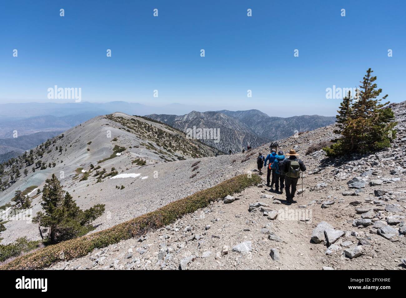 San Gabriel Mountains National Monument, California, USA - 23 maggio 2021: Escursionisti sulla famosa dorsale del Devils vicino alla cima del monte Baldy. Foto Stock
