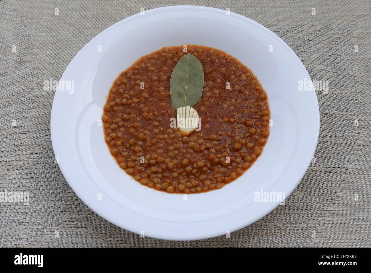 Zuppa di lenticchie con aglio al pomodoro e foglia di alloro. Cibo greco. Foto Stock
