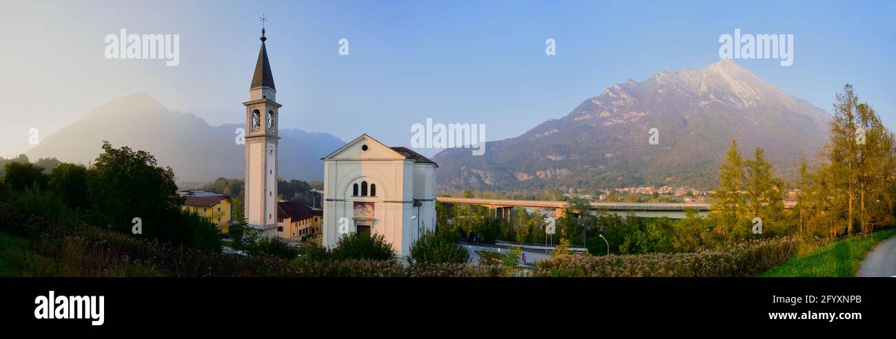 Panorama della chiesa nel nord del paese italiano, Belluno, Italia, Europa, 2017 Foto Stock