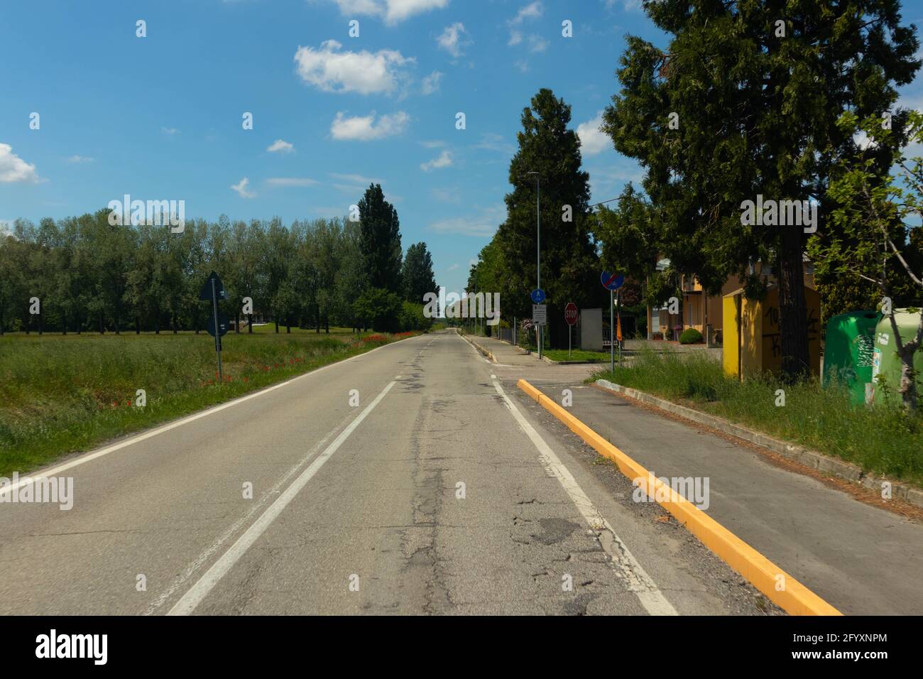 Autostrada statale italiana nel mezzo dei campi di Emilia Romagna Foto Stock