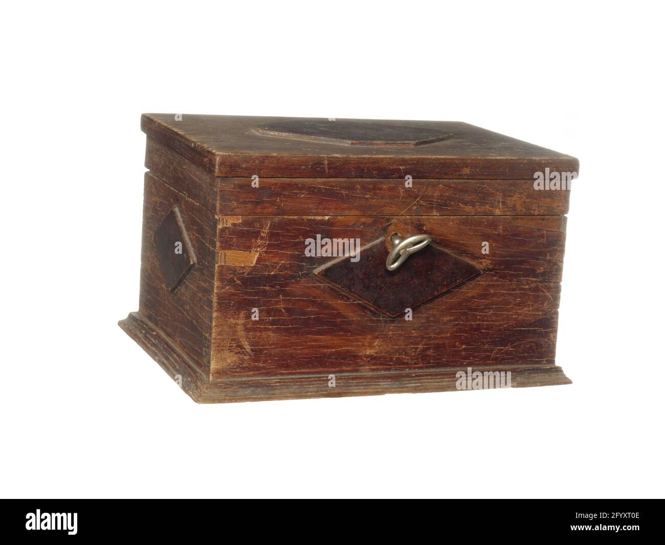 Antica scatola di legno con chiave isolata su sfondo bianco. Foto Stock
