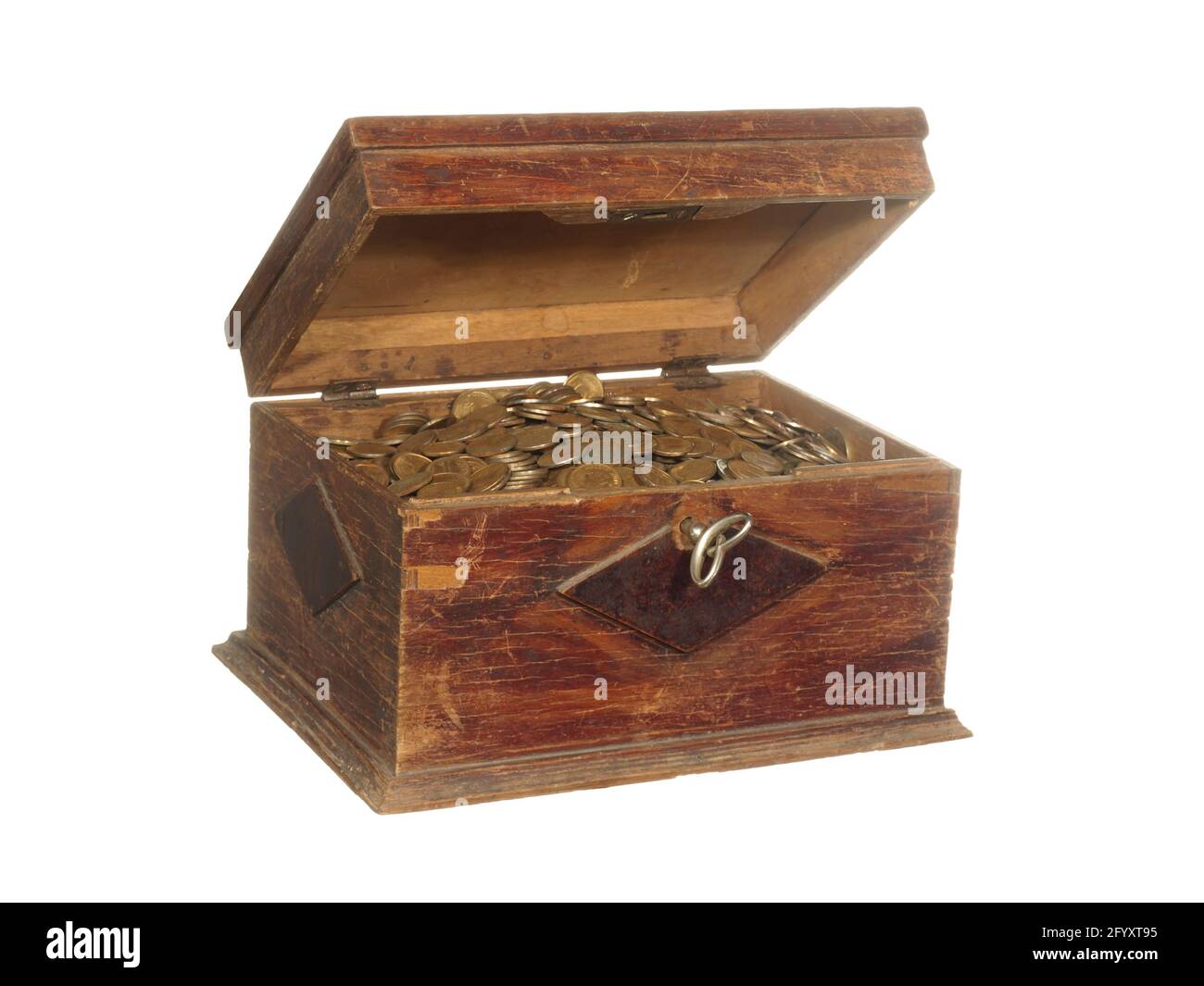 Antica scatola di legno con una chiave piena di monete isolate su uno sfondo bianco. Foto Stock