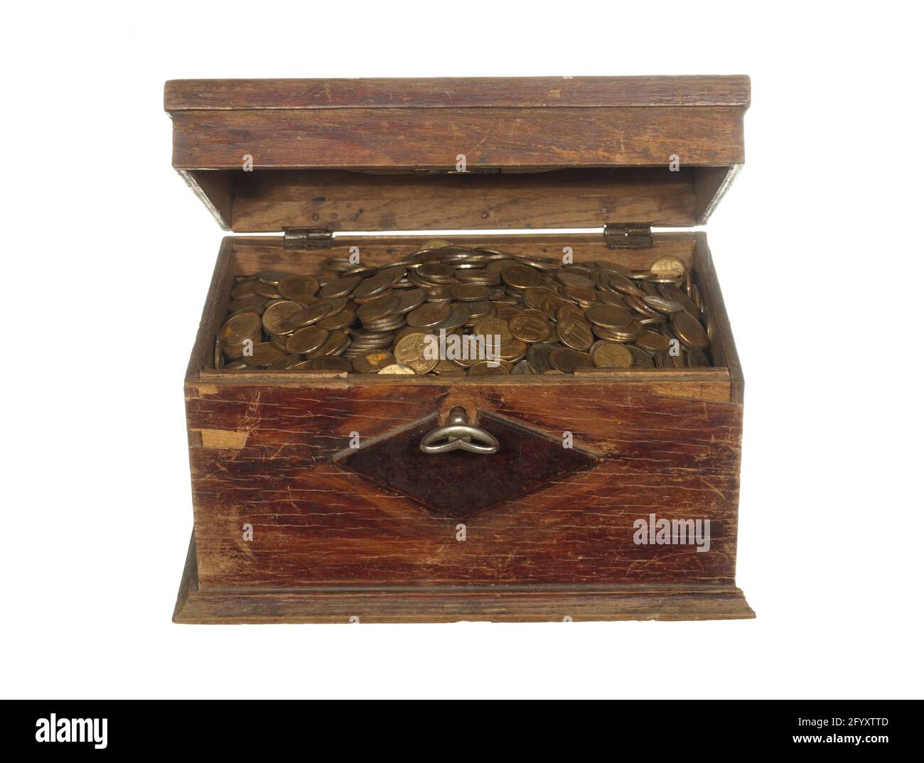 Antica scatola di legno con una chiave piena di monete isolate su uno sfondo bianco. Foto Stock