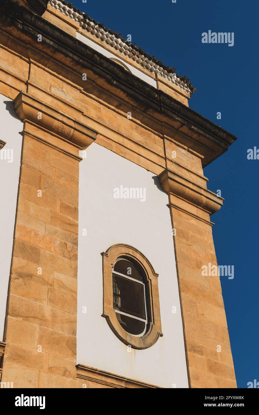 Vecchia chiesa dal centro storico di Paraty, Brasile Foto Stock