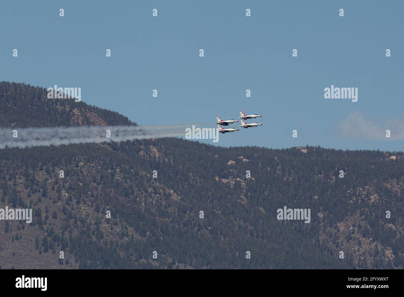 La USAF Air Demonstration Squadron Thunderbirds si esibisce a Colorado Springs sulla United States Air Force Academy. Foto Stock