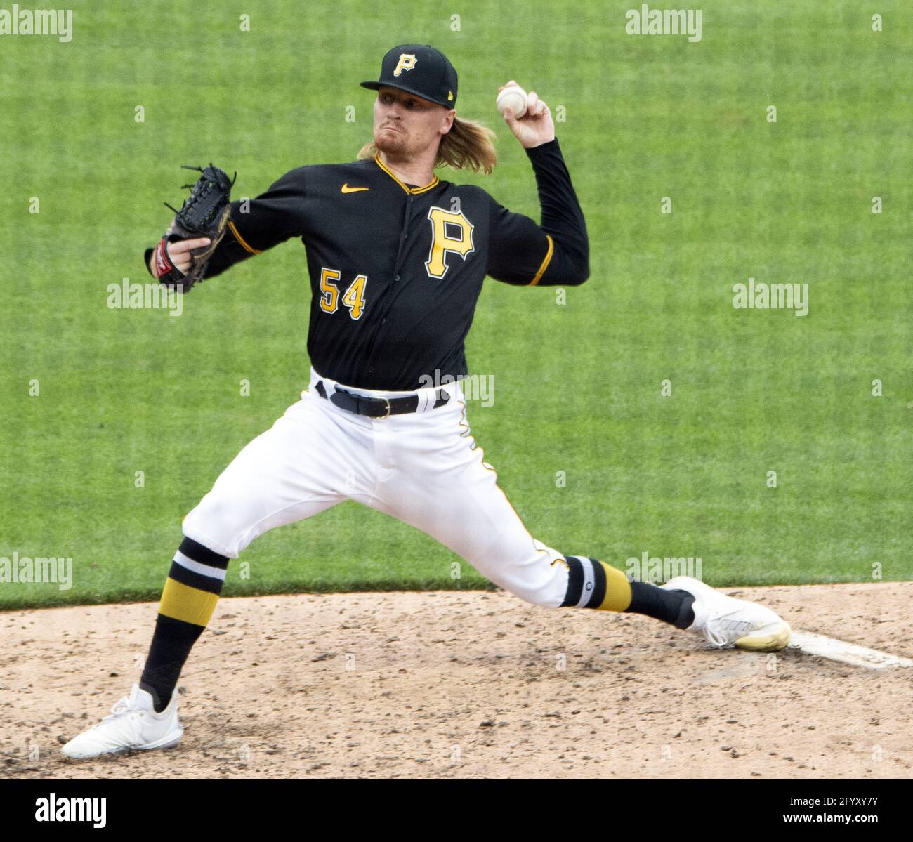 Pittsburgh, Stati Uniti. 30 maggio 2021. Il lanciatore di soccorso dei pirati di Pittsburgh Sam Howard (54) lancia il sesto inning contro le Colorado Rockies al PNC Park domenica 30 maggio 2021 a Pittsburgh. Foto di Archie Carpenter/UPI Credit: UPI/Alamy Live News Foto Stock