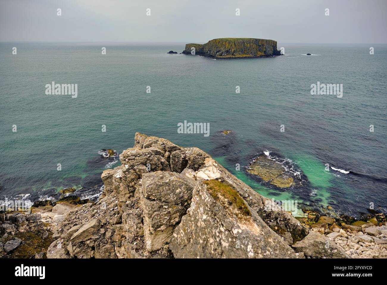 Ruvida costa del Nord Oceano Atlantico, Ballycastle, Irlanda del Nord, Regno Unito, 2018 Foto Stock