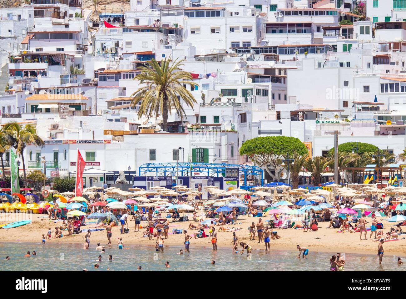 Puerto de Morgan, Gran Canaria, Isole Canarie, Spagna. 30 maggio 2021. Locali e turisti crogiolarsi al sole della domenica a Puerto de Mogan (soprannominata la piccola Venezia) sulla Gran Canaria. Credit: Alan Dawson/Alamy Live News Foto Stock